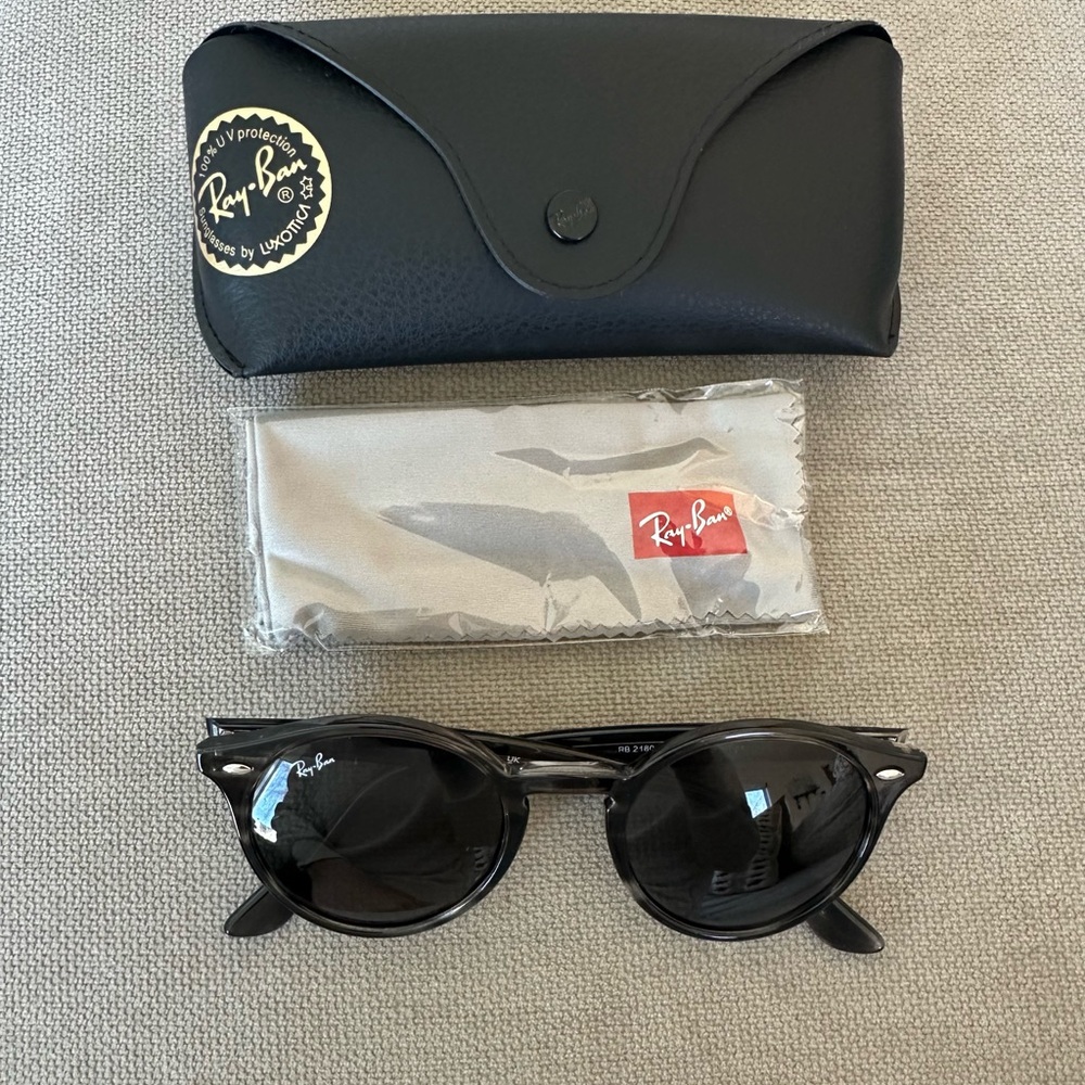 Ray-Ban Black Round Sunglasses